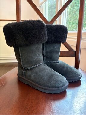 Girls Black Ugg Classic II Tall Shearling Cuff Suede Boots

Very good condition